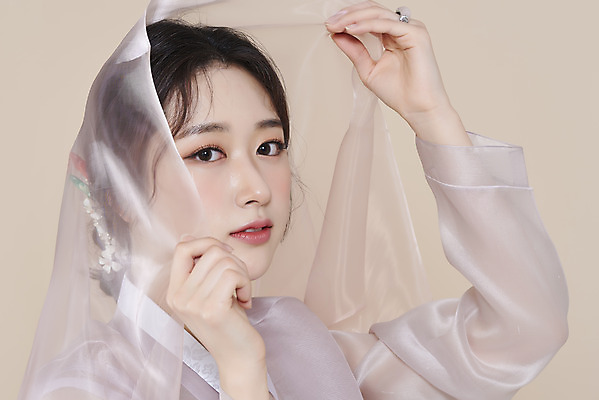 포토 스튜디오촬영 응시 여자 실내 한명 들기 상반신 20대 성인 옆모습 뷰티 한국인 한복 천 저고리 비녀 청순 의료성형뷰티 성인여자한명만 베이지색배경 차분 국내포토 1 한국전통 시선 뷰포인트 백그라운드 컨셉 모션 전통소품 사람 동양인 청년 내부 직물 전통의상 베이지색 여자한명만 성인여자만 파일형식 헤어액세사리