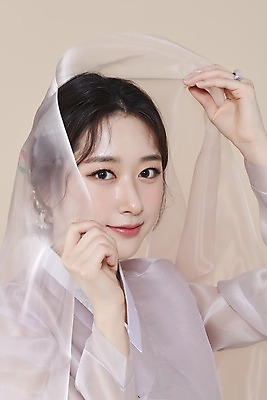 포토 스튜디오촬영 응시 여자 실내 한명 미소 들기 상반신 20대 성인 옆모습 뷰티 한국인 한복 천 저고리 비녀 청순 의료성형뷰티 성인여자한명만 베이지색배경 차분 국내포토 1 한국전통 시선 뷰포인트 백그라운드 컨셉 모션 전통소품 표정 사람 동양인 청년 내부 직물 전통의상 베이지색 여자한명만 성인여자만 파일형식 헤어액세사리