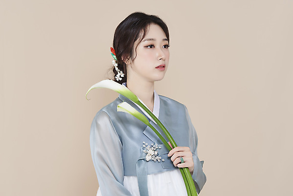 포토 스튜디오촬영 응시 여자 실내 한명 들기 상반신 20대 성인 옆모습 뷰티 한국인 한복 카라 저고리 청순 의료성형뷰티 성인여자한명만 베이지색배경 차분 국내포토 1 한국전통 시선 꽃 뷰포인트 백그라운드 컨셉 모션 사람 동양인 청년 내부 전통의상 베이지색 여자한명만 성인여자만 파일형식