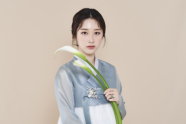 포토 스튜디오촬영 응시 여자 실내 한명 들기 상반신 20대 성인 앞모습 뷰티 한국인 한복 카라 저고리 청순 의료성형뷰티 성인여자한명만 베이지색배경 차분 국내포토 1 한국전통 시선 꽃 뷰포인트 백그라운드 컨셉 모션 사람 동양인 청년 내부 전통의상 베이지색 여자한명만 성인여자만 파일형식