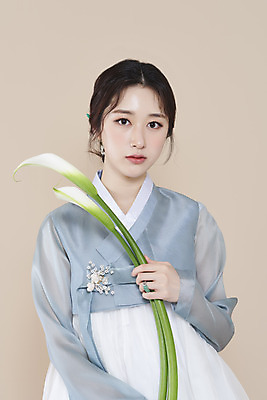 포토 스튜디오촬영 응시 여자 실내 한명 들기 상반신 20대 성인 앞모습 뷰티 한국인 한복 카라 저고리 청순 의료성형뷰티 성인여자한명만 베이지색배경 차분 국내포토 1 한국전통 시선 꽃 뷰포인트 백그라운드 컨셉 모션 사람 동양인 청년 내부 전통의상 베이지색 여자한명만 성인여자만 파일형식