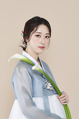 포토 스튜디오촬영 응시 여자 실내 한명 들기 상반신 20대 성인 옆모습 뷰티 한국인 한복 카라 저고리 청순 의료성형뷰티 성인여자한명만 베이지색배경 차분 국내포토 1 한국전통 시선 꽃 뷰포인트 백그라운드 컨셉 모션 사람 동양인 청년 내부 전통의상 베이지색 여자한명만 성인여자만 파일형식