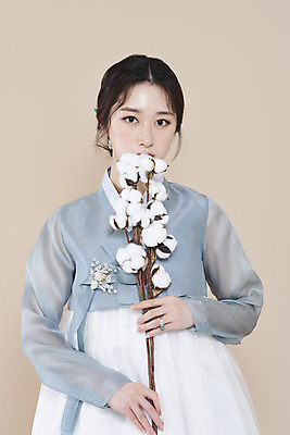 포토 스튜디오촬영 응시 여자 실내 한명 들기 상반신 20대 성인 앞모습 뷰티 한국인 한복 저고리 입가림 목화꽃 청순 의료성형뷰티 성인여자한명만 베이지색배경 차분 국내포토 1 한국전통 시선 꽃 뷰포인트 백그라운드 컨셉 모션 사람 동양인 청년 내부 가림 전통의상 베이지색 여자한명만 성인여자만 파일형식