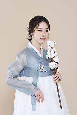 포토 스튜디오촬영 응시 여자 실내 한명 미소 들기 상반신 20대 성인 옆모습 뷰티 한국인 한복 저고리 목화꽃 청순 의료성형뷰티 성인여자한명만 베이지색배경 차분 국내포토 1 한국전통 시선 꽃 뷰포인트 백그라운드 컨셉 모션 표정 사람 동양인 청년 내부 전통의상 베이지색 여자한명만 성인여자만 파일형식