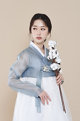 포토 스튜디오촬영 응시 여자 실내 한명 들기 상반신 20대 성인 옆모습 뷰티 한국인 한복 저고리 목화꽃 청순 의료성형뷰티 성인여자한명만 베이지색배경 차분 국내포토 1 한국전통 시선 꽃 뷰포인트 백그라운드 컨셉 모션 사람 동양인 청년 내부 전통의상 베이지색 여자한명만 성인여자만 파일형식