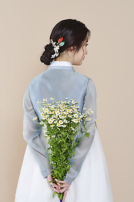 포토 스튜디오촬영 여자 실내 한명 들기 상반신 20대 성인 뒷모습 뷰티 한국인 한복 저고리 뒷짐 데이지 청순 의료성형뷰티 성인여자한명만 베이지색배경 차분 국내포토 1 한국전통 꽃 뷰포인트 백그라운드 컨셉 모션 사람 동양인 청년 내부 전통의상 베이지색 여자한명만 성인여자만 파일형식