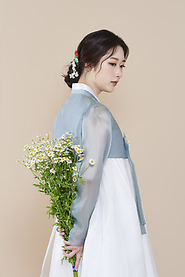 포토 스튜디오촬영 응시 여자 실내 한명 들기 상반신 20대 성인 옆모습 뷰티 한국인 한복 저고리 뒷짐 데이지 청순 의료성형뷰티 성인여자한명만 베이지색배경 차분 국내포토 1 한국전통 시선 꽃 뷰포인트 백그라운드 컨셉 모션 사람 동양인 청년 내부 전통의상 베이지색 여자한명만 성인여자만 파일형식