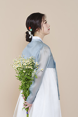포토 스튜디오촬영 응시 여자 실내 한명 들기 상반신 20대 성인 옆모습 뷰티 한국인 한복 저고리 뒷짐 데이지 청순 의료성형뷰티 성인여자한명만 베이지색배경 차분 국내포토 1 한국전통 시선 꽃 뷰포인트 백그라운드 컨셉 모션 사람 동양인 청년 내부 전통의상 베이지색 여자한명만 성인여자만 파일형식