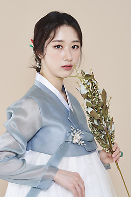 포토 스튜디오촬영 식물 응시 여자 실내 한명 들기 상반신 20대 성인 옆모습 뷰티 한국인 한복 저고리 청순 의료성형뷰티 성인여자한명만 베이지색배경 차분 국내포토 1 한국전통 시선 뷰포인트 백그라운드 컨셉 모션 사람 동양인 청년 내부 전통의상 베이지색 여자한명만 성인여자만 파일형식