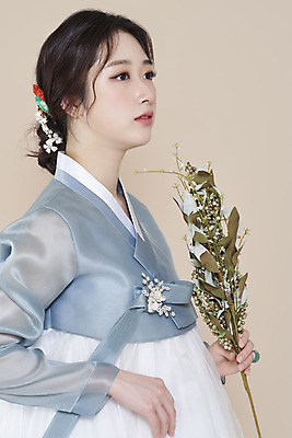 포토 스튜디오촬영 식물 응시 여자 실내 한명 들기 상반신 20대 성인 옆모습 뷰티 한국인 한복 저고리 청순 의료성형뷰티 성인여자한명만 베이지색배경 차분 국내포토 1 한국전통 시선 뷰포인트 백그라운드 컨셉 모션 사람 동양인 청년 내부 전통의상 베이지색 여자한명만 성인여자만 파일형식