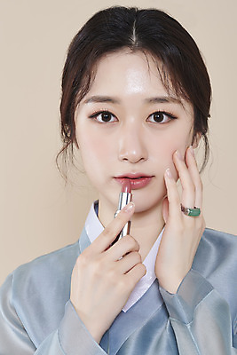 포토 스튜디오촬영 응시 여자 실내 한명 들기 손짓 상반신 20대 성인 앞모습 화장 뷰티 화장품 한국인 립스틱 한복 저고리 청순 의료성형뷰티 성인여자한명만 베이지색배경 차분 국내포토 1 한국전통 시선 뷰포인트 백그라운드 컨셉 모션 사람 동양인 청년 내부 전통의상 베이지색 여자한명만 성인여자만 파일형식