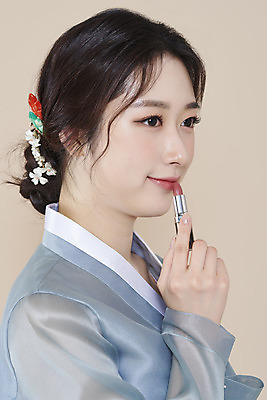 포토 스튜디오촬영 응시 여자 실내 한명 미소 들기 상반신 20대 성인 옆모습 화장 뷰티 화장품 한국인 립스틱 한복 저고리 청순 의료성형뷰티 성인여자한명만 베이지색배경 차분 국내포토 1 한국전통 시선 뷰포인트 백그라운드 컨셉 모션 표정 사람 동양인 청년 내부 전통의상 베이지색 여자한명만 성인여자만 파일형식