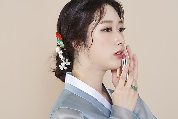 포토 스튜디오촬영 응시 여자 실내 한명 들기 손짓 상반신 20대 성인 옆모습 화장 뷰티 화장품 한국인 립스틱 한복 저고리 청순 의료성형뷰티 성인여자한명만 베이지색배경 차분 국내포토 1 한국전통 시선 뷰포인트 백그라운드 컨셉 모션 사람 동양인 청년 내부 전통의상 베이지색 여자한명만 성인여자만 파일형식