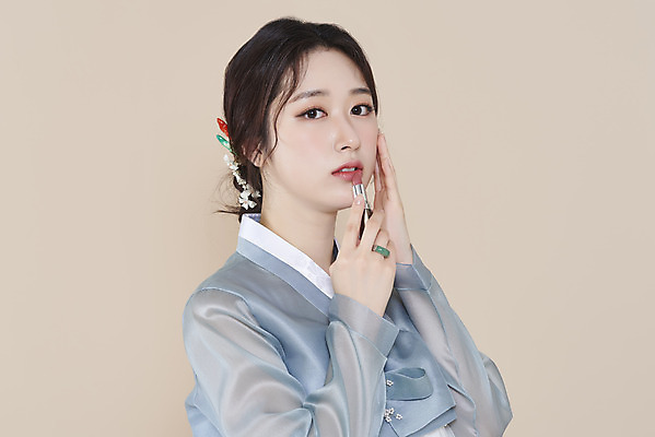 포토 스튜디오촬영 응시 여자 실내 한명 들기 손짓 상반신 20대 성인 옆모습 화장 뷰티 화장품 한국인 립스틱 한복 저고리 청순 의료성형뷰티 성인여자한명만 베이지색배경 차분 국내포토 1 한국전통 시선 뷰포인트 백그라운드 컨셉 모션 사람 동양인 청년 내부 전통의상 베이지색 여자한명만 성인여자만 파일형식