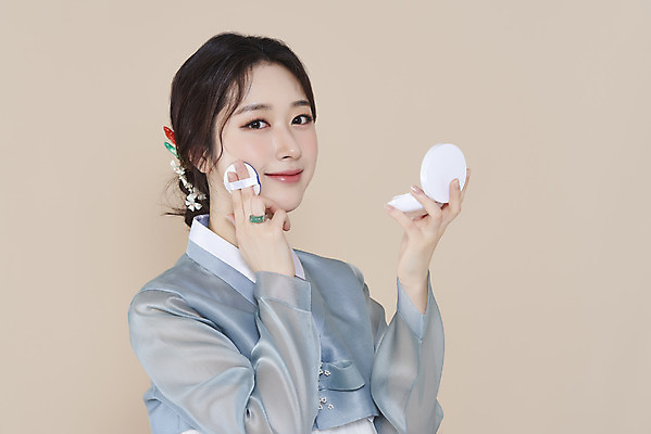 포토 스튜디오촬영 응시 여자 실내 한명 들기 상반신 20대 성인 옆모습 화장 뷰티 화장품 한국인 한복 저고리 바르기 청순 파우더팩트 의료성형뷰티 성인여자한명만 베이지색배경 차분 국내포토 1 한국전통 시선 뷰포인트 백그라운드 컨셉 모션 사람 동양인 청년 내부 전통의상 베이지색 여자한명만 성인여자만 파일형식