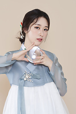 포토 스튜디오촬영 응시 여자 실내 한명 들기 상반신 20대 성인 앞모습 뷰티 한국인 한복 저고리 유리구슬 청순 의료성형뷰티 성인여자한명만 베이지색배경 차분 국내포토 1 한국전통 시선 뷰포인트 백그라운드 컨셉 모션 유리 사람 동양인 청년 내부 전통의상 구슬 베이지색 여자한명만 성인여자만 파일형식