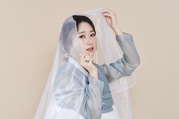 포토 스튜디오촬영 응시 여자 실내 한명 들기 상반신 20대 성인 옆모습 뷰티 한국인 한복 천 저고리 청순 의료성형뷰티 성인여자한명만 베이지색배경 차분 국내포토 1 한국전통 시선 뷰포인트 백그라운드 컨셉 모션 사람 동양인 청년 내부 직물 전통의상 베이지색 여자한명만 성인여자만 파일형식