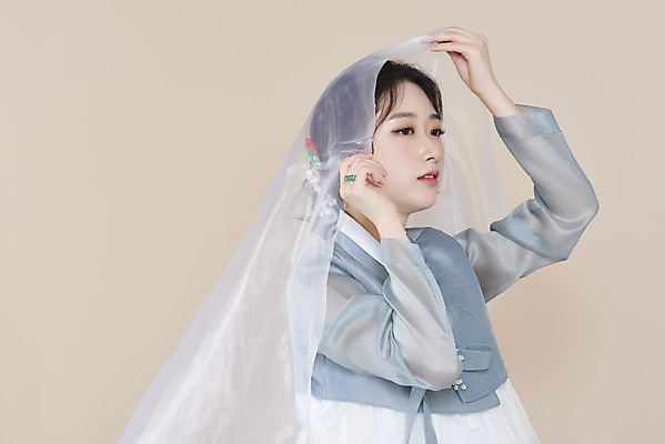 포토 스튜디오촬영 응시 여자 실내 한명 들기 상반신 20대 성인 옆모습 뷰티 한국인 한복 천 저고리 청순 의료성형뷰티 성인여자한명만 베이지색배경 차분 국내포토 1 한국전통 시선 뷰포인트 백그라운드 컨셉 모션 사람 동양인 청년 내부 직물 전통의상 베이지색 여자한명만 성인여자만 파일형식