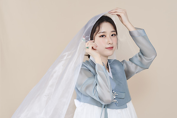 포토 스튜디오촬영 응시 여자 실내 한명 들기 상반신 20대 성인 옆모습 뷰티 한국인 한복 천 저고리 청순 의료성형뷰티 성인여자한명만 베이지색배경 차분 국내포토 1 한국전통 시선 뷰포인트 백그라운드 컨셉 모션 사람 동양인 청년 내부 직물 전통의상 베이지색 여자한명만 성인여자만 파일형식