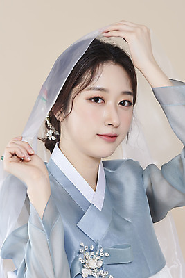 포토 스튜디오촬영 응시 여자 실내 한명 들기 상반신 20대 성인 옆모습 뷰티 한국인 한복 천 저고리 청순 의료성형뷰티 성인여자한명만 베이지색배경 차분 국내포토 1 한국전통 시선 뷰포인트 백그라운드 컨셉 모션 사람 동양인 청년 내부 직물 전통의상 베이지색 여자한명만 성인여자만 파일형식