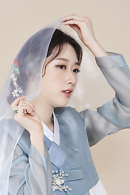 포토 스튜디오촬영 응시 여자 실내 한명 들기 상반신 20대 성인 옆모습 뷰티 한국인 한복 천 저고리 청순 의료성형뷰티 성인여자한명만 베이지색배경 차분 국내포토 1 한국전통 시선 뷰포인트 백그라운드 컨셉 모션 사람 동양인 청년 내부 직물 전통의상 베이지색 여자한명만 성인여자만 파일형식