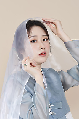 포토 스튜디오촬영 응시 여자 실내 한명 들기 상반신 20대 성인 옆모습 뷰티 한국인 한복 천 저고리 청순 의료성형뷰티 성인여자한명만 베이지색배경 차분 국내포토 1 한국전통 시선 뷰포인트 백그라운드 컨셉 모션 사람 동양인 청년 내부 직물 전통의상 베이지색 여자한명만 성인여자만 파일형식