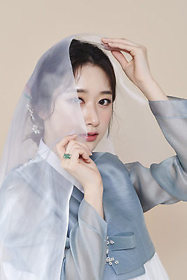 포토 스튜디오촬영 응시 여자 실내 한명 들기 상반신 20대 성인 옆모습 뷰티 한국인 한복 천 저고리 청순 의료성형뷰티 성인여자한명만 베이지색배경 차분 국내포토 1 한국전통 시선 뷰포인트 백그라운드 컨셉 모션 사람 동양인 청년 내부 직물 전통의상 베이지색 여자한명만 성인여자만 파일형식