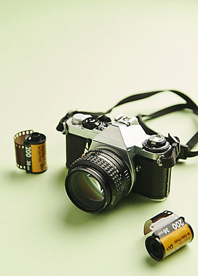 포토 JPG 스튜디오촬영 실내 사람없음 클래식 오브젝트 복고 아날로그 감성 사진필름 필름카메라 초록배경 국내포토 백그라운드 컨셉 내부 초록색 카메라 필름 파일형식