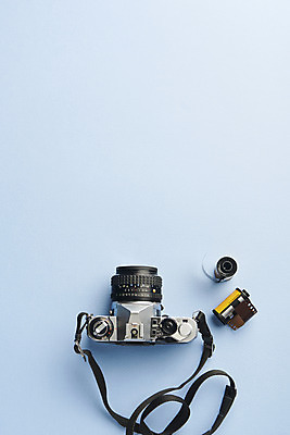 포토 JPG 스튜디오촬영 실내 사람없음 하이앵글 클래식 오브젝트 복고 파란배경 아날로그 감성 사진필름 필름카메라 국내포토 뷰포인트 백그라운드 컨셉 내부 파란색 카메라 필름 파일형식