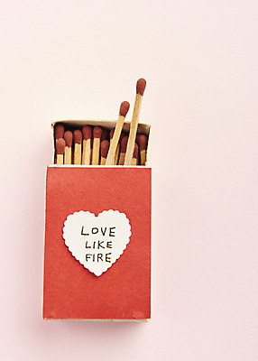 포토 JPG 스튜디오촬영 실내 사람없음 하이앵글 성냥 오브젝트 감성 성냥갑 분홍색배경 국내포토 뷰포인트 분홍색 백그라운드 컨셉 내부 파일형식