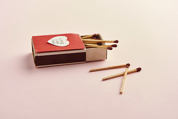 포토 JPG 스튜디오촬영 실내 사람없음 성냥 오브젝트 감성 성냥갑 분홍색배경 국내포토 분홍색 백그라운드 컨셉 내부 파일형식