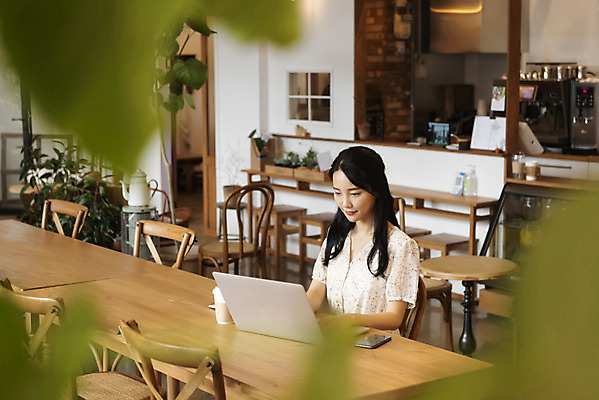 포토 JPG 우먼라이프 여자 탁자 실내 한명 미소 앉기 상반신 20대 성인 옆모습 노트북 카페 한국인 업무 소프트포커스 싱글라이프 성인여자한명만 국내포토 1 라이프스타일 뷰포인트 가구 모션 촬영기법 표정 사람 동양인 청년 내부 전자제품 상점 작업 여자한명만 성인여자만 파일형식