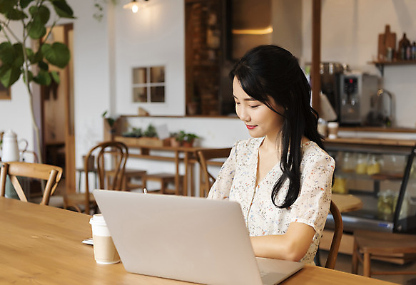 포토 JPG 우먼라이프 여자 탁자 실내 한명 미소 앉기 상반신 20대 성인 옆모습 노트북 카페 한국인 업무 테이크아웃컵 싱글라이프 성인여자한명만 국내포토 1 라이프스타일 뷰포인트 가구 모션 표정 사람 동양인 청년 내부 컵 전자제품 상점 작업 여자한명만 성인여자만 파일형식