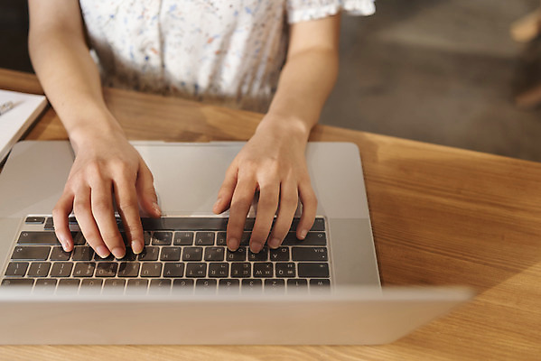 포토 JPG 우먼라이프 여자 탁자 실내 한명 앉기 상반신 20대 성인 앞모습 아웃포커스 노트북 카페 한국인 타이핑 업무 싱글라이프 성인여자한명만 국내포토 1 라이프스타일 뷰포인트 가구 모션 촬영기법 사람 동양인 청년 내부 전자제품 상점 작업 여자한명만 성인여자만 파일형식