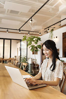 포토 JPG 우먼라이프 여자 탁자 실내 한명 미소 앉기 상반신 20대 성인 옆모습 노트북 카페 한국인 업무 싱글라이프 성인여자한명만 국내포토 1 라이프스타일 뷰포인트 가구 모션 표정 사람 동양인 청년 내부 전자제품 상점 작업 여자한명만 성인여자만 파일형식