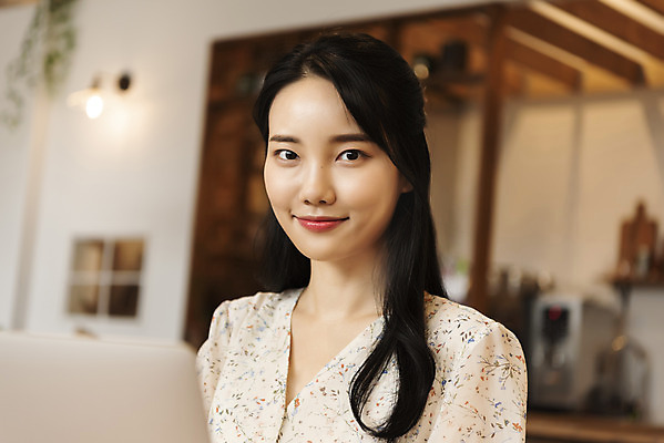 포토 JPG 우먼라이프 응시 여자 실내 한명 미소 앉기 상반신 20대 성인 앞모습 아웃포커스 카페 한국인 싱글라이프 성인여자한명만 국내포토 1 라이프스타일 시선 뷰포인트 모션 촬영기법 표정 사람 동양인 청년 내부 상점 여자한명만 성인여자만 파일형식