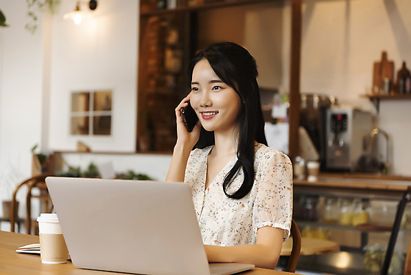 포토 JPG 우먼라이프 여자 실내 한명 미소 들기 앉기 상반신 20대 성인 옆모습 아웃포커스 노트북 스마트폰 카페 한국인 통화 테이크아웃컵 싱글라이프 성인여자한명만 국내포토 1 라이프스타일 뷰포인트 모션 촬영기법 표정 사람 동양인 청년 내부 컵 전자제품 핸드폰 스마트기기 상점 여자한명만 성인여자만 파일형식