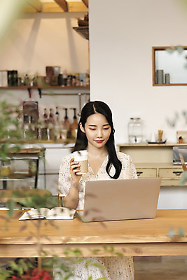 포토 JPG 우먼라이프 응시 여자 탁자 실내 한명 미소 들기 앉기 상반신 20대 성인 앞모습 노트북 공책 카페 한국인 업무 소프트포커스 테이크아웃컵 싱글라이프 성인여자한명만 국내포토 1 라이프스타일 시선 뷰포인트 가구 모션 문구용품 촬영기법 표정 사람 동양인 청년 내부 컵 전자제품 상점 작업 여자한명만 성인여자만 파일형식