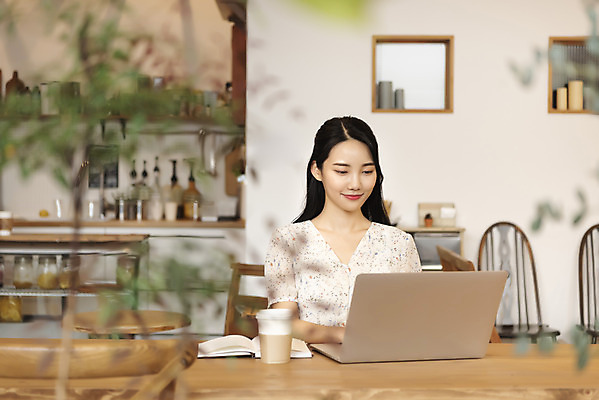 포토 JPG 우먼라이프 응시 여자 탁자 실내 한명 미소 앉기 상반신 20대 성인 앞모습 노트북 공책 카페 한국인 업무 소프트포커스 테이크아웃컵 싱글라이프 성인여자한명만 국내포토 1 라이프스타일 시선 뷰포인트 가구 모션 문구용품 촬영기법 표정 사람 동양인 청년 내부 컵 전자제품 상점 작업 여자한명만 성인여자만 파일형식