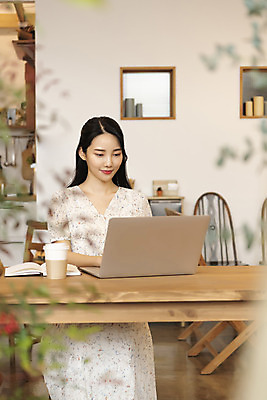 포토 JPG 우먼라이프 응시 여자 탁자 실내 한명 미소 앉기 상반신 20대 성인 앞모습 노트북 공책 카페 한국인 업무 소프트포커스 테이크아웃컵 싱글라이프 성인여자한명만 국내포토 1 라이프스타일 시선 뷰포인트 가구 모션 문구용품 촬영기법 표정 사람 동양인 청년 내부 컵 전자제품 상점 작업 여자한명만 성인여자만 파일형식