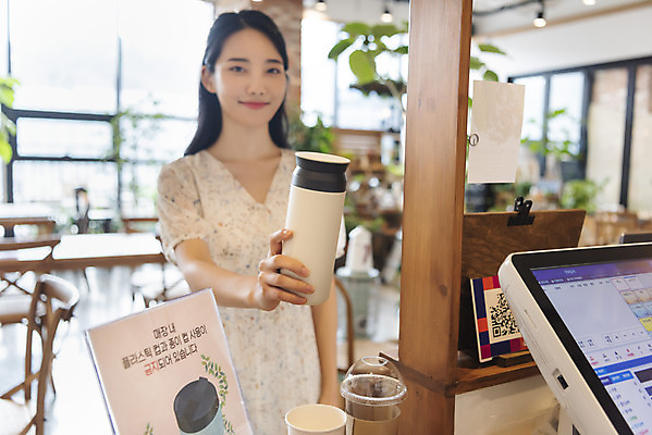 포토 JPG 우먼라이프 응시 여자 실내 한명 서기 미소 들기 상반신 20대 성인 앞모습 아웃포커스 자연보호 카페 한국인 계산대 주기 텀블러 싱글라이프 성인여자한명만 제로웨이스트 국내포토 1 라이프스타일 시선 뷰포인트 모션 자연 촬영기법 표정 사람 동양인 청년 내부 컵 상점 그린캠페인 보호 사회이슈 여자한명만 성인여자만 파일형식