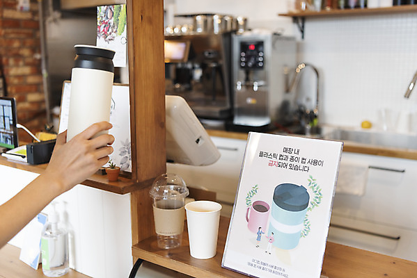 포토 JPG 우먼라이프 손 실내 서기 들기 아웃포커스 신체부위 자연보호 카페 종이컵 계산대 텀블러 테이크아웃컵 싱글라이프 제로웨이스트 국내포토 라이프스타일 모션 자연 촬영기법 사람 내부 컵 상점 그린캠페인 보호 일회용 사회이슈 파일형식