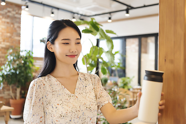 포토 JPG 우먼라이프 여자 실내 한명 서기 미소 들기 상반신 20대 성인 옆모습 자연보호 카페 한국인 주기 텀블러 싱글라이프 성인여자한명만 제로웨이스트 국내포토 1 라이프스타일 뷰포인트 모션 자연 표정 사람 동양인 청년 내부 컵 상점 그린캠페인 보호 사회이슈 여자한명만 성인여자만 파일형식