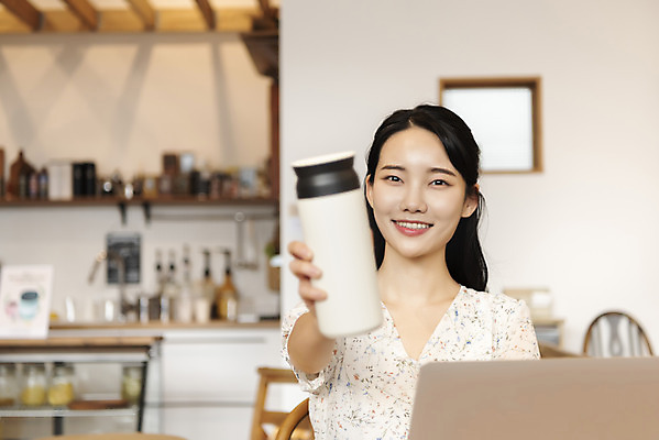 포토 JPG 우먼라이프 응시 여자 실내 한명 미소 들기 상반신 20대 성인 앞모습 아웃포커스 자연보호 카페 한국인 손내밀기 텀블러 싱글라이프 성인여자한명만 제로웨이스트 국내포토 1 라이프스타일 시선 뷰포인트 모션 자연 촬영기법 표정 사람 동양인 손짓 청년 내부 컵 상점 그린캠페인 보호 사회이슈 여자한명만 성인여자만 파일형식