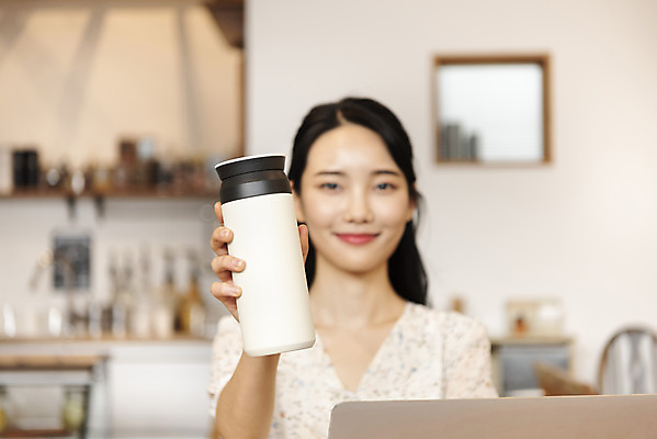 포토 JPG 우먼라이프 응시 여자 실내 한명 미소 들기 상반신 20대 성인 앞모습 아웃포커스 자연보호 카페 한국인 텀블러 싱글라이프 성인여자한명만 제로웨이스트 국내포토 1 라이프스타일 시선 뷰포인트 모션 자연 촬영기법 표정 사람 동양인 청년 내부 컵 상점 그린캠페인 보호 사회이슈 여자한명만 성인여자만 파일형식