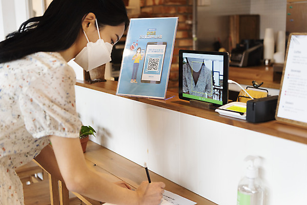 포토 JPG 우먼라이프 여자 실내 마스크 한명 서기 상반신 20대 성인 옆모습 태블릿 카페 한국인 기록 QR코드 싱글라이프 성인여자한명만 코로나바이러스 사회적거리두기 포스트코로나 전자출입명부 출입명부 위드코로나 국내포토 1 라이프스타일 캠페인 뷰포인트 모션 사람 동양인 청년 내부 전자제품 스마트기기 상점 바이러스 사회이슈 개인정보 여자한명만 성인여자만 파일형식