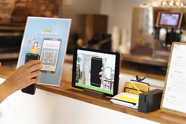 포토 JPG 우먼라이프 손 실내 들기 아웃포커스 신체부위 스마트폰 태블릿 카페 한국인 QR코드 싱글라이프 코로나바이러스 사회적거리두기 포스트코로나 전자출입명부 위드코로나 국내포토 라이프스타일 캠페인 모션 촬영기법 사람 동양인 내부 전자제품 핸드폰 스마트기기 상점 바이러스 사회이슈 개인정보 파일형식