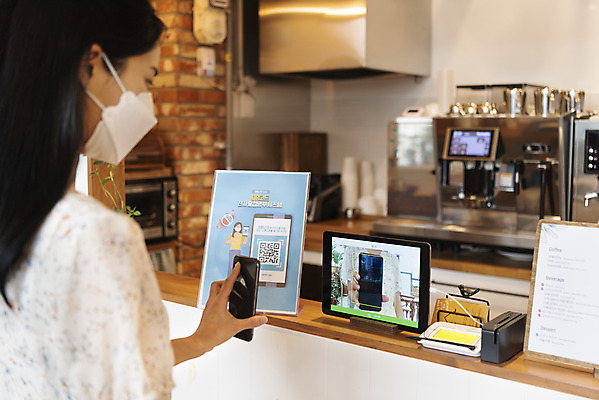 포토 JPG 우먼라이프 여자 실내 마스크 한명 서기 들기 상반신 20대 성인 옆모습 스마트폰 태블릿 카페 한국인 QR코드 싱글라이프 성인여자한명만 코로나바이러스 사회적거리두기 포스트코로나 전자출입명부 위드코로나 국내포토 1 라이프스타일 캠페인 뷰포인트 모션 사람 동양인 청년 내부 전자제품 핸드폰 스마트기기 상점 바이러스 사회이슈 개인정보 여자한명만 성인여자만 파일형식