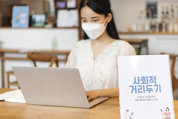 포토 JPG 우먼라이프 응시 여자 실내 마스크 한명 앉기 상반신 20대 성인 앞모습 아웃포커스 노트북 카페 한국인 업무 싱글라이프 성인여자한명만 코로나바이러스 사회적거리두기 국내포토 1 라이프스타일 시선 캠페인 뷰포인트 모션 촬영기법 사람 동양인 청년 내부 전자제품 상점 작업 바이러스 여자한명만 성인여자만 파일형식