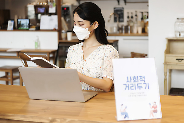 포토 JPG 우먼라이프 응시 여자 실내 마스크 한명 들기 앉기 상반신 20대 성인 옆모습 아웃포커스 노트북 공책 카페 한국인 업무 싱글라이프 성인여자한명만 코로나바이러스 사회적거리두기 국내포토 1 라이프스타일 시선 캠페인 뷰포인트 모션 문구용품 촬영기법 사람 동양인 청년 내부 전자제품 상점 작업 바이러스 여자한명만 성인여자만 파일형식